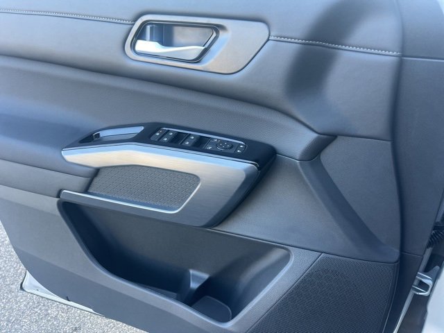New 2025 Nissan Pathfinder SL image 6