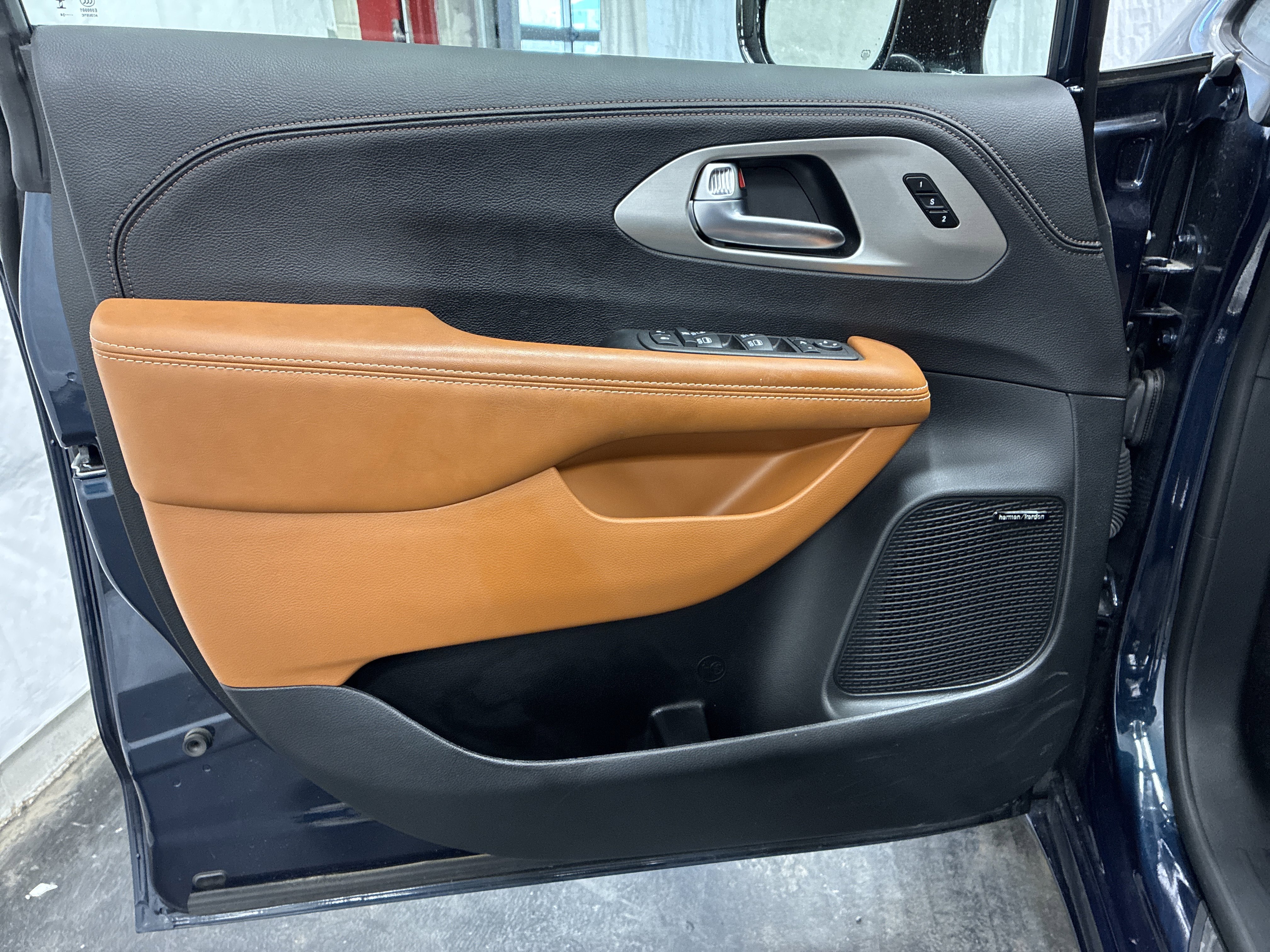 Certified 2025 Chrysler Pacifica Pinnacle w/ Trailer Tow Group AWD/4WD image 19
