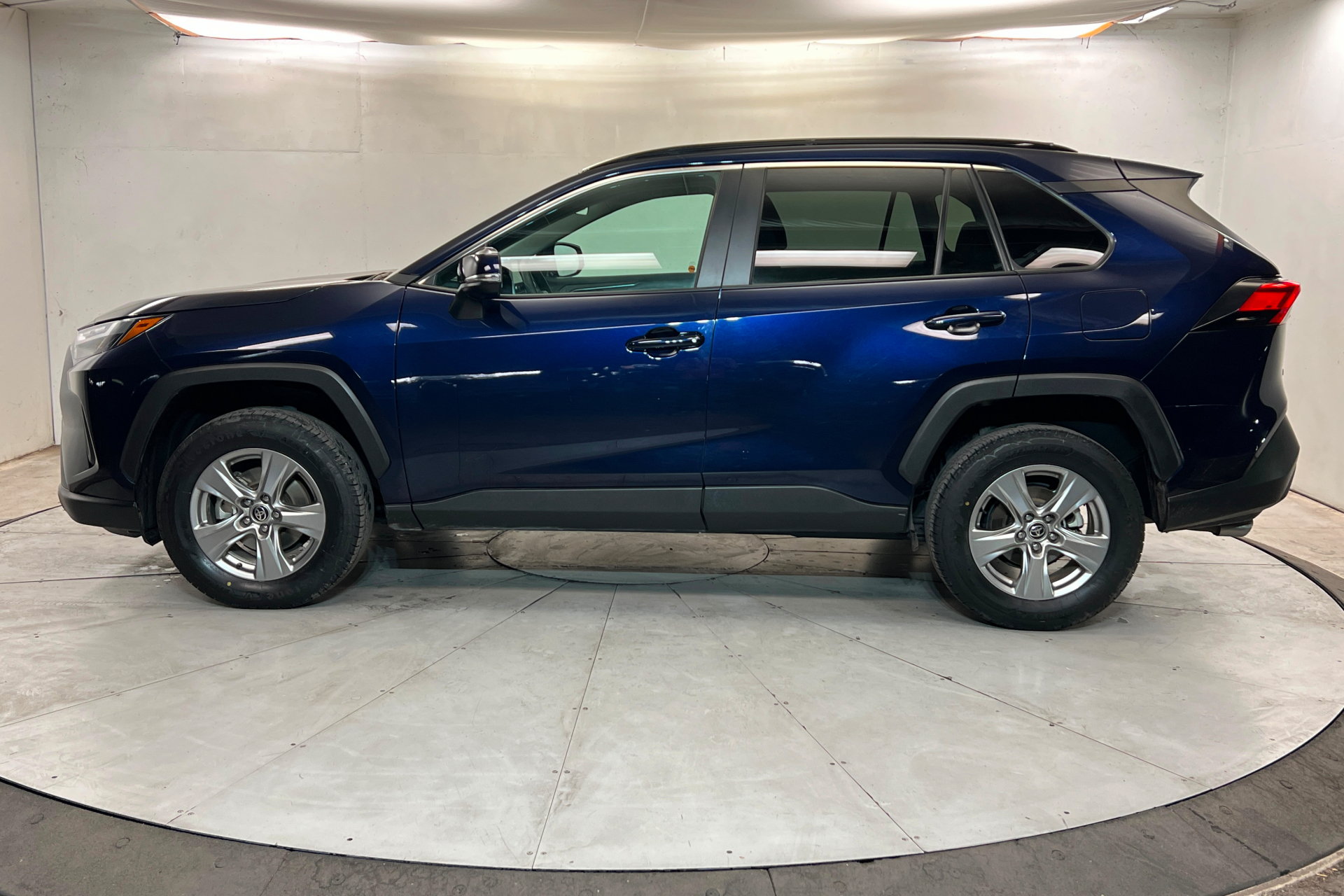 Used 2025 Toyota RAV4 XLE FWD image 2