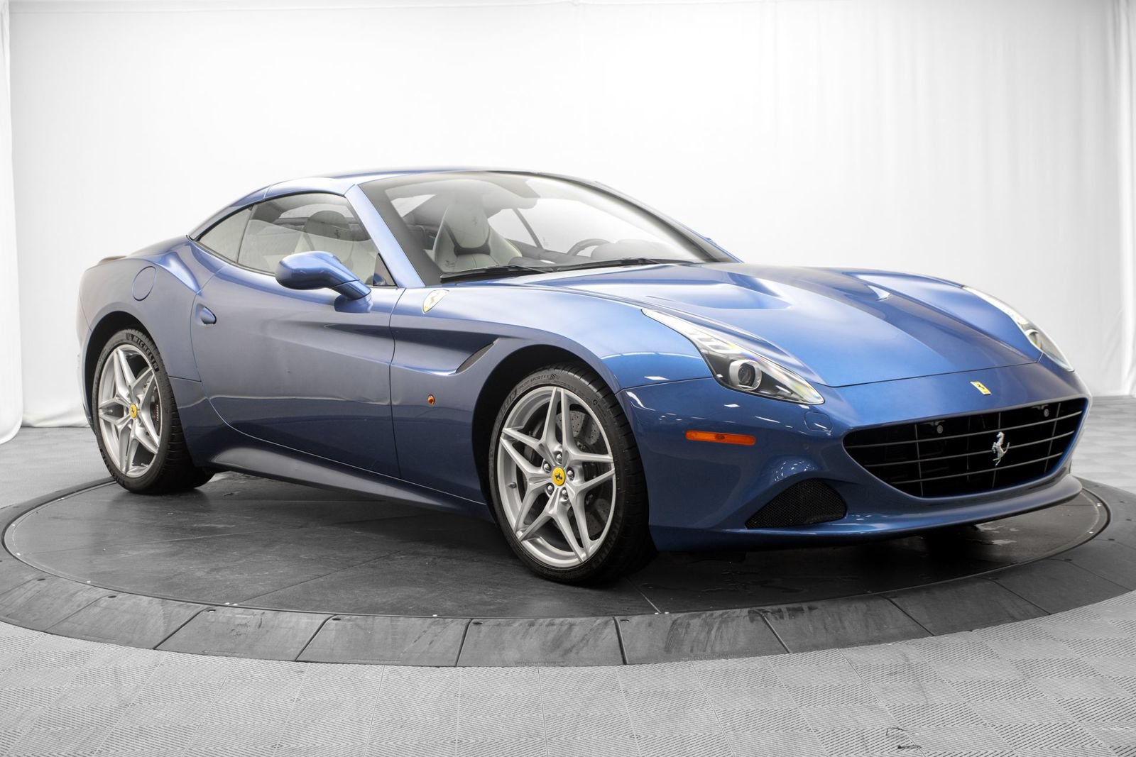 Used 2016 Ferrari California T RWD image 9