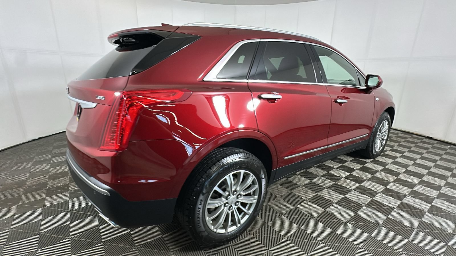 Used 2018 Cadillac XT5 Luxury w/ Driver Awareness Package AWD/4WD image 3