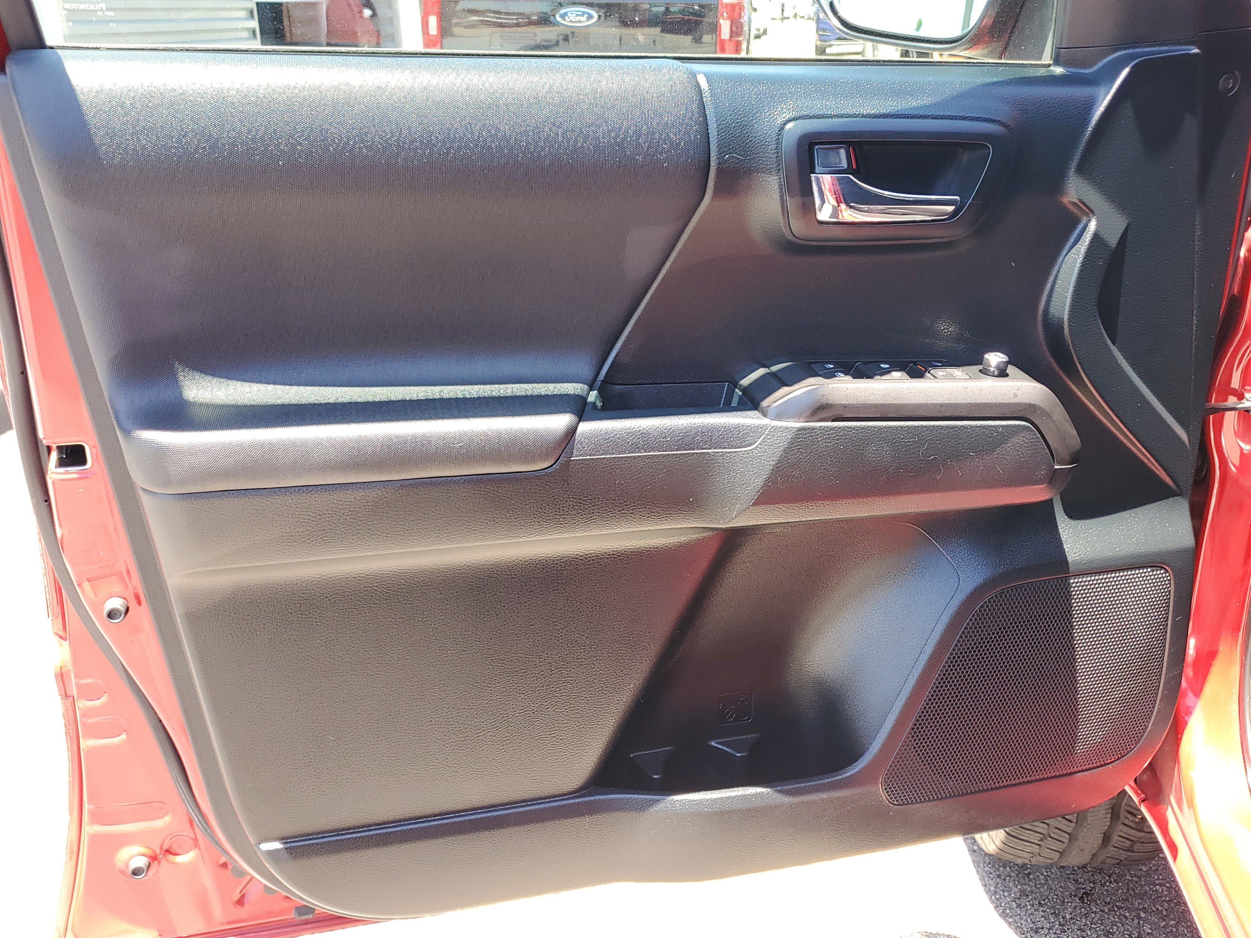 Used 2017 Toyota Tacoma TRD Sport w/ Premium & Technology Package image 15