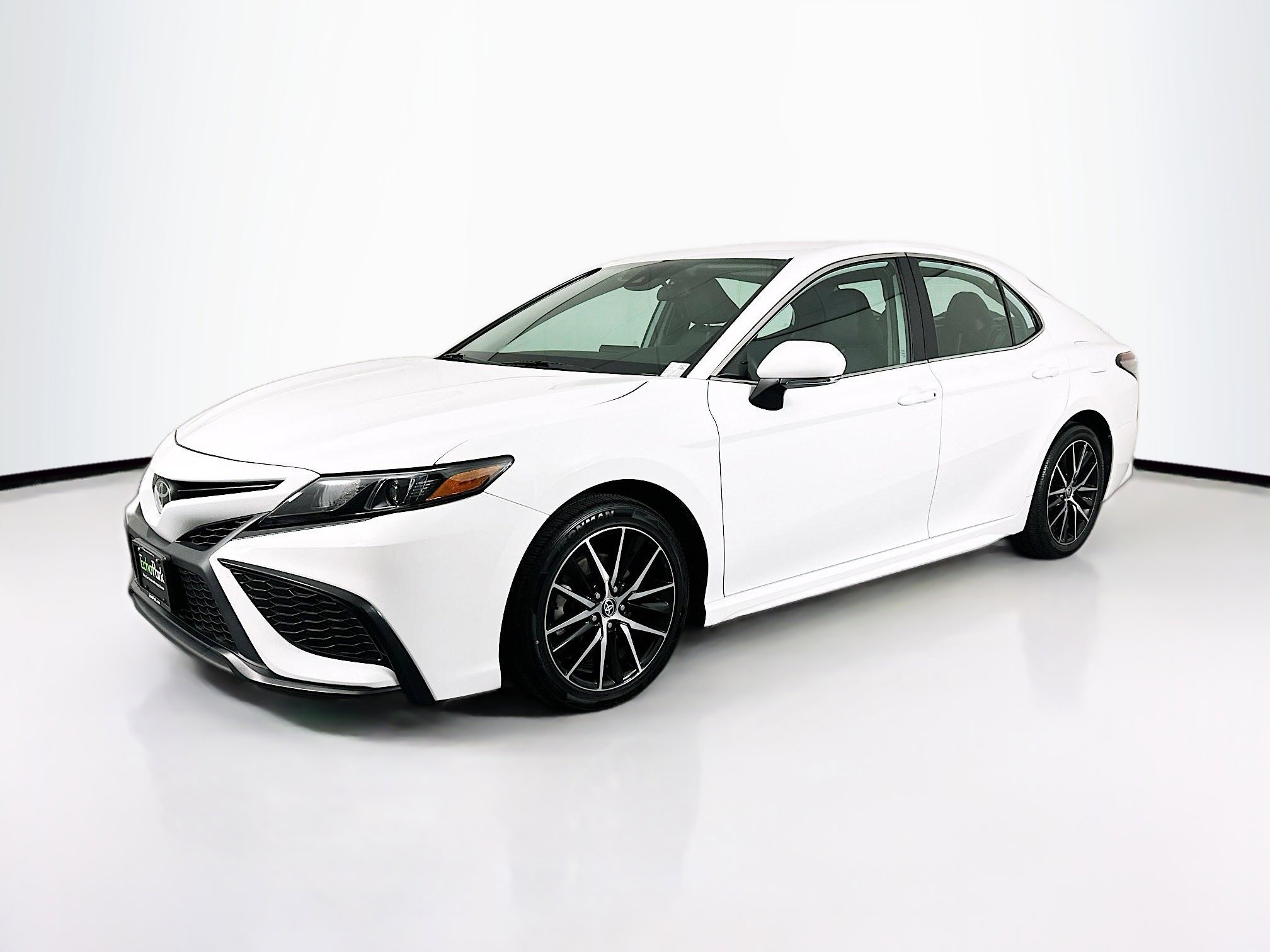 Used 2023 Toyota Camry SE FWD image 3
