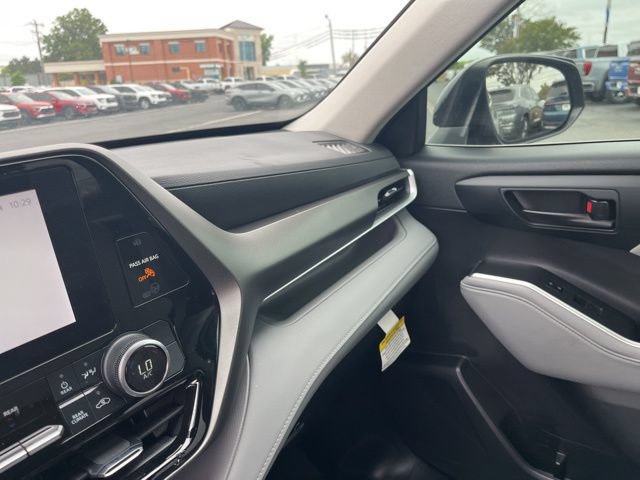 Used 2024 Toyota Highlander LE FWD image 29