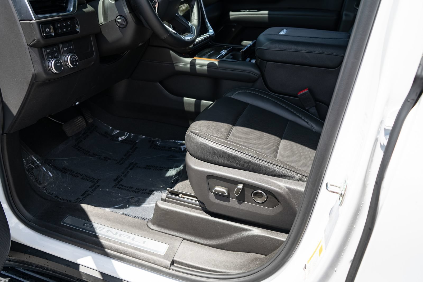 Used 2025 GMC Yukon XL Denali AWD/4WD image 17
