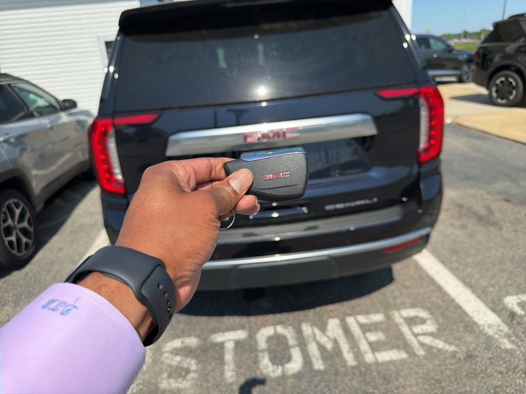 Used 2023 GMC Yukon Denali AWD/4WD image 4