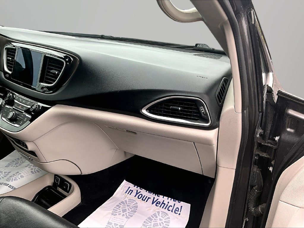 Used 2019 Chrysler Pacifica Touring-L w/ Advanced Safetytec Group FWD image 16