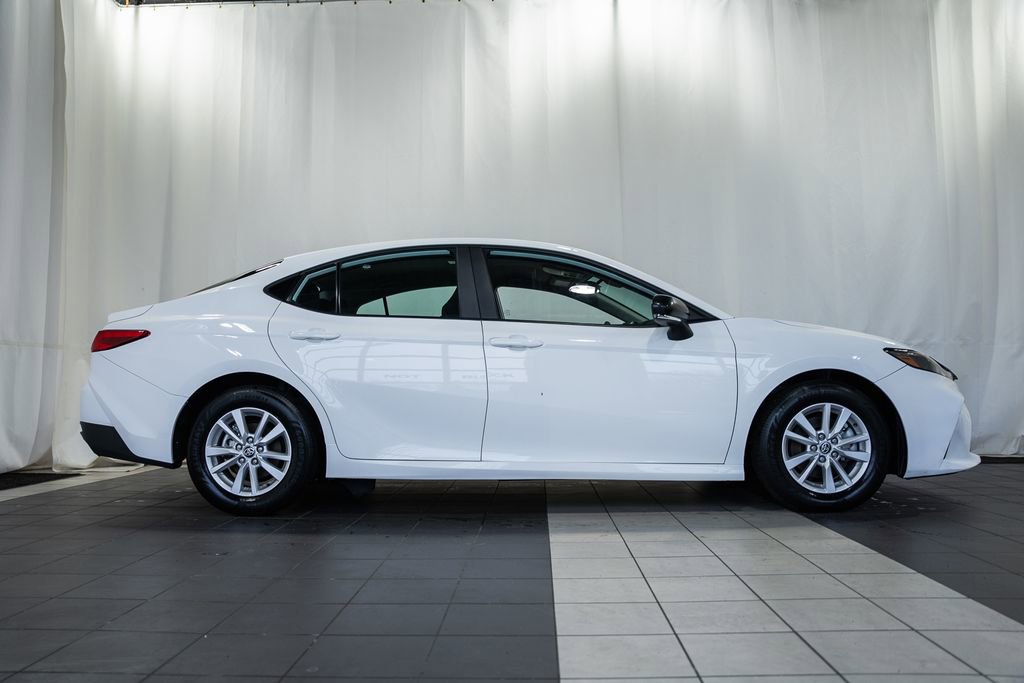 Used 2025 Toyota Camry LE image 3