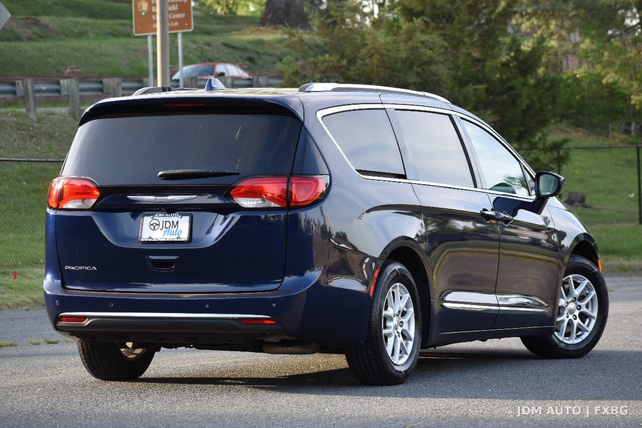 Used 2020 Chrysler Pacifica Touring-L FWD image 5
