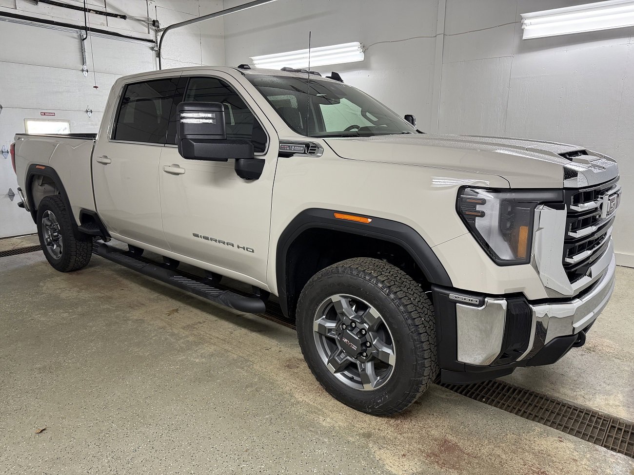 New 2026 GMC Sierra 3500 SLE image 1