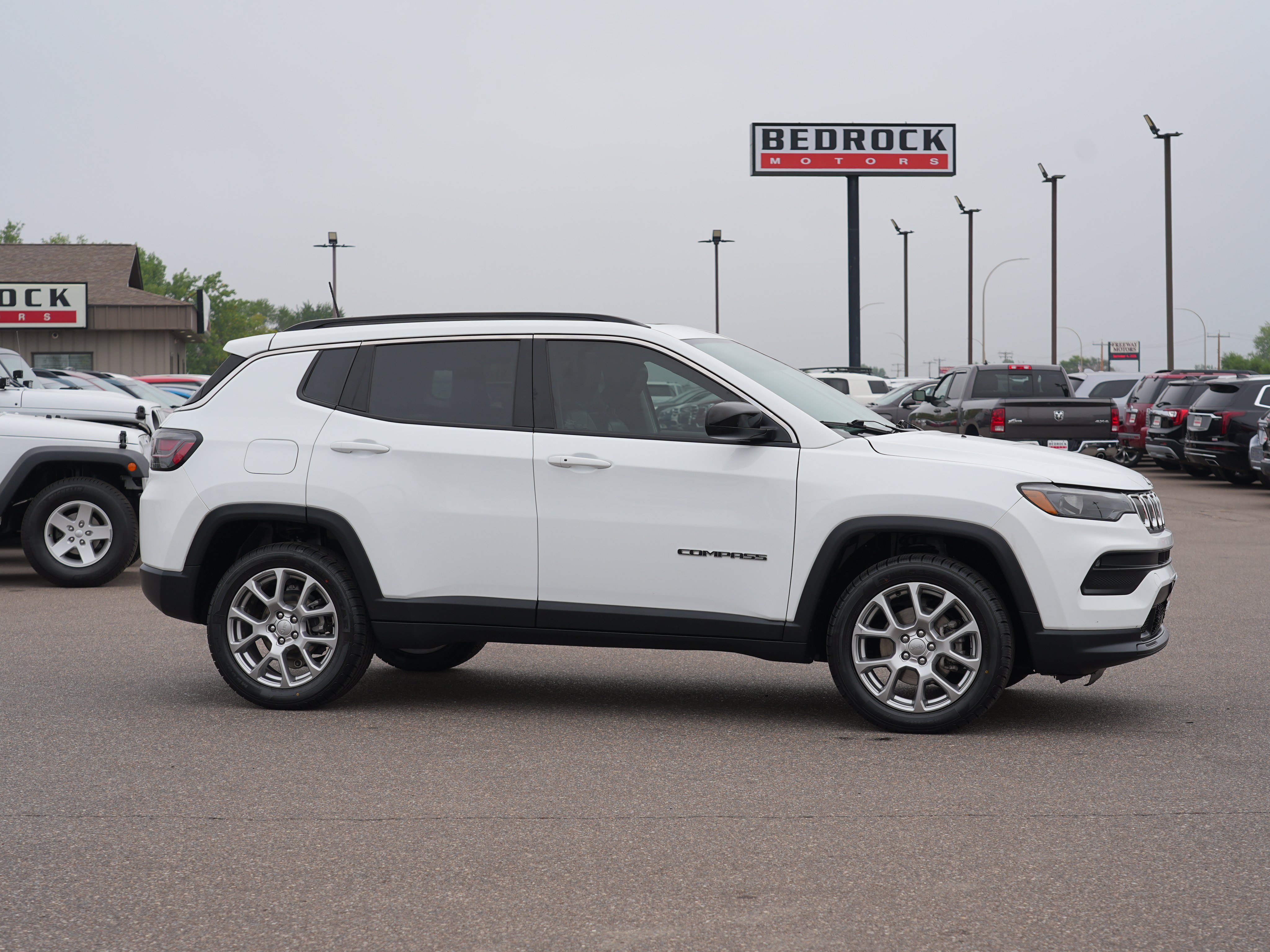 Used 2022 Jeep Compass Latitude w/ Sun and Sound Group AWD/4WD image 2