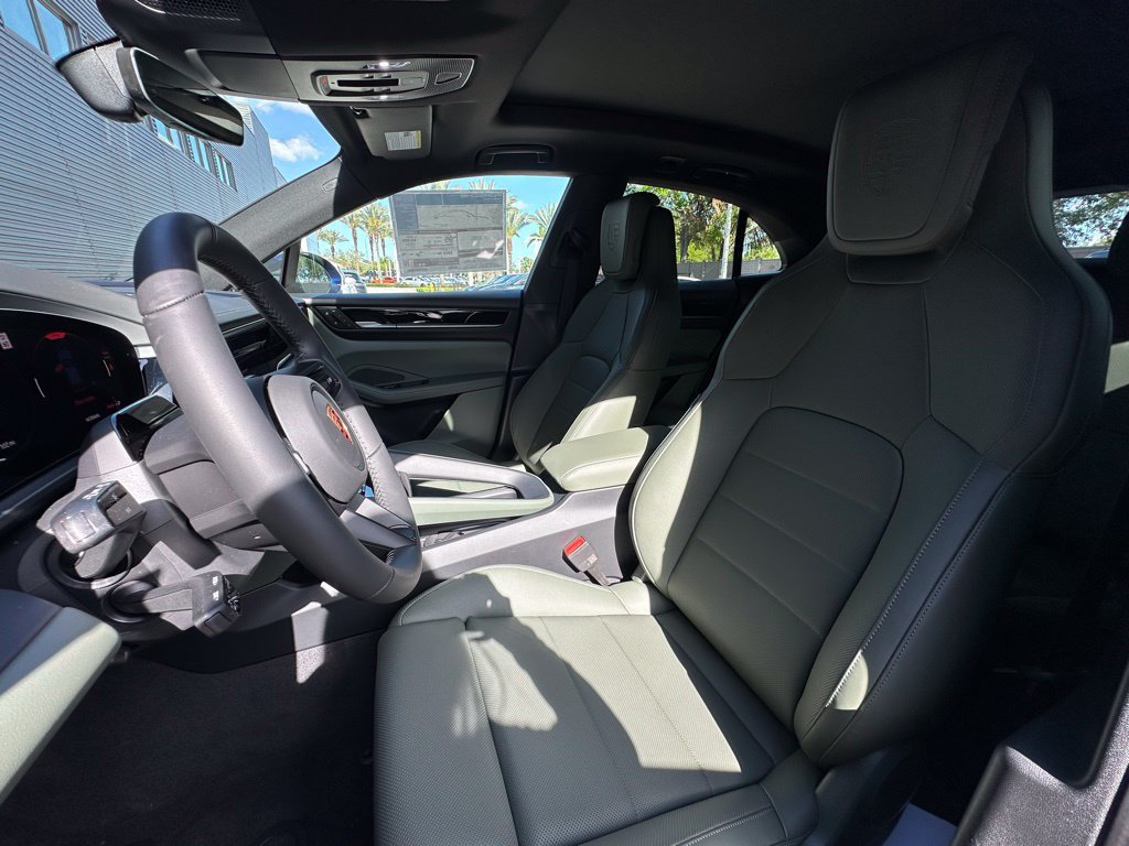 Used 2026 Porsche Macan 4 Electric AWD/4WD image 5