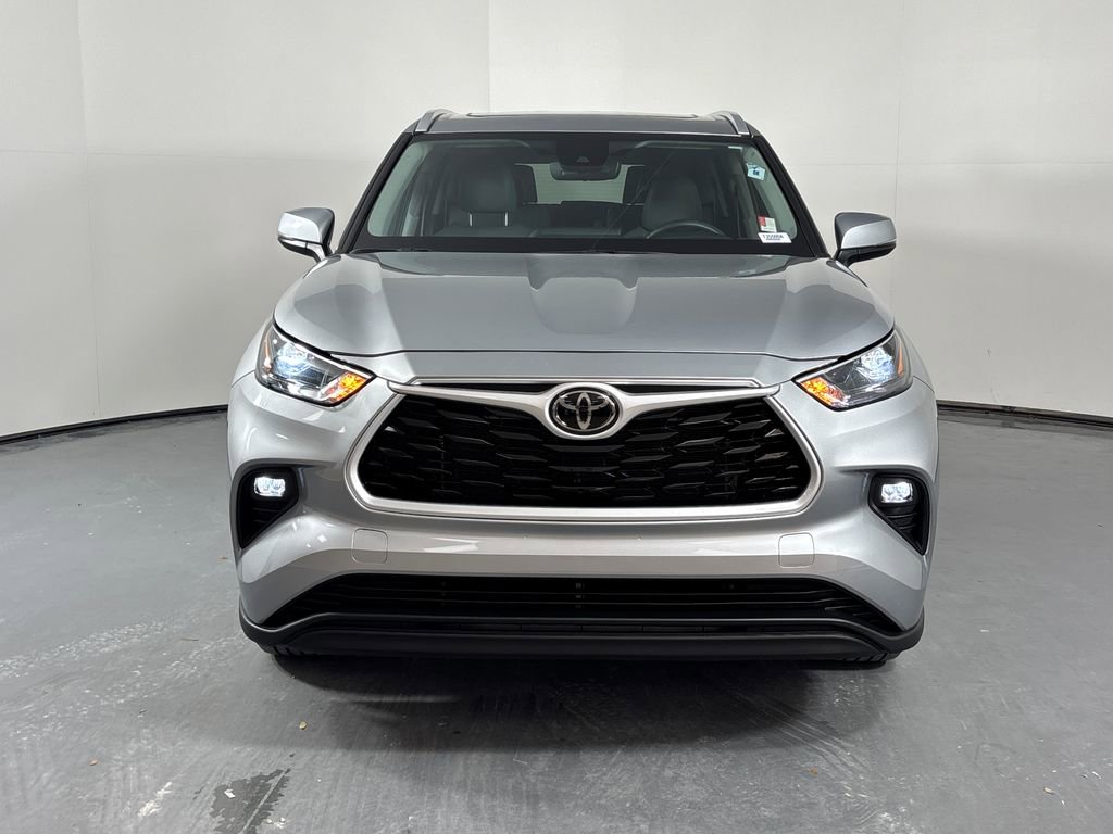 Used 2024 Toyota Highlander XLE image 2