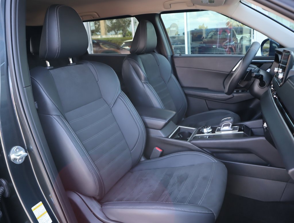 Used 2024 Mitsubishi Outlander SE Black Edition image 28