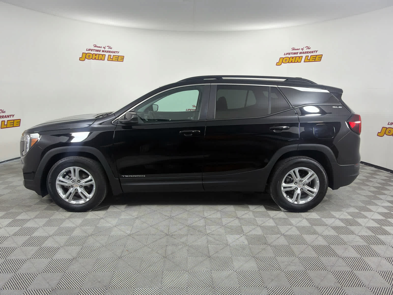Used 2023 GMC Terrain SLE w/ Driver Convenience Package FWD image 2