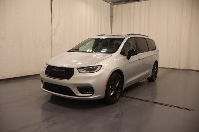 New 2026 Chrysler Pacifica Limited image 4