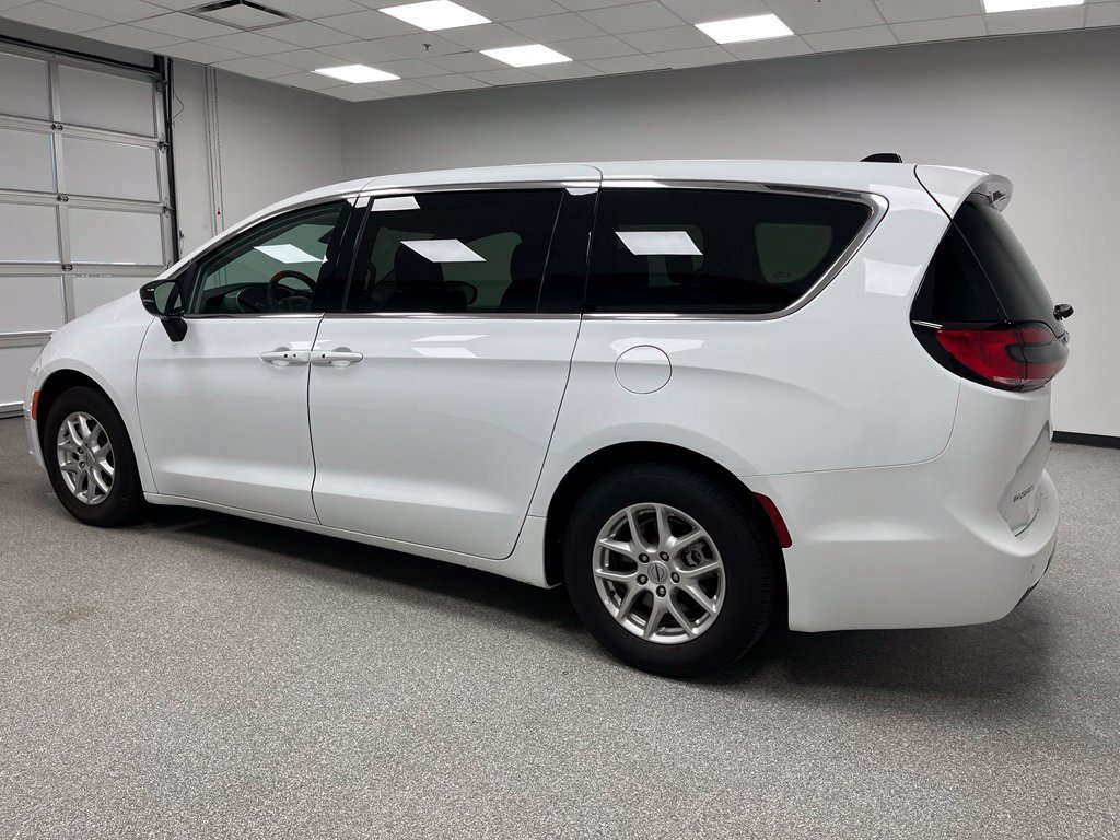 Used 2024 Chrysler Pacifica Touring-L FWD image 7