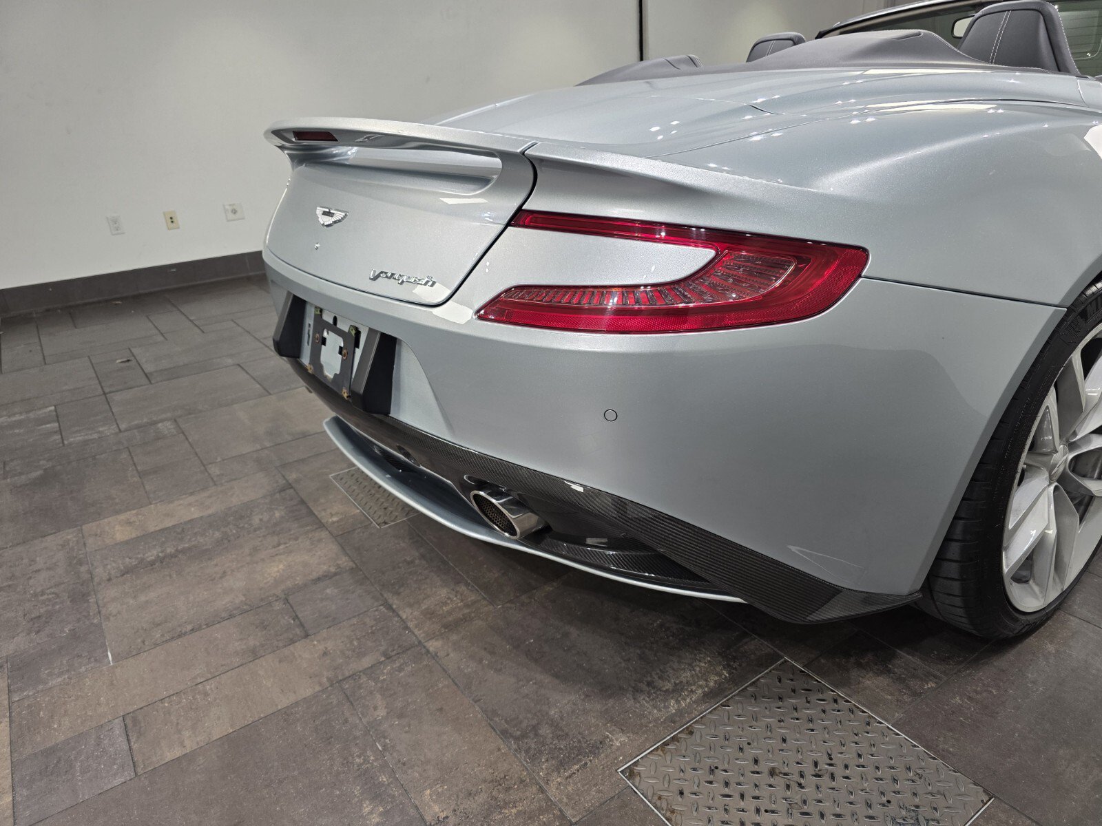 Used 2017 Aston Martin Vanquish Volante RWD image 8