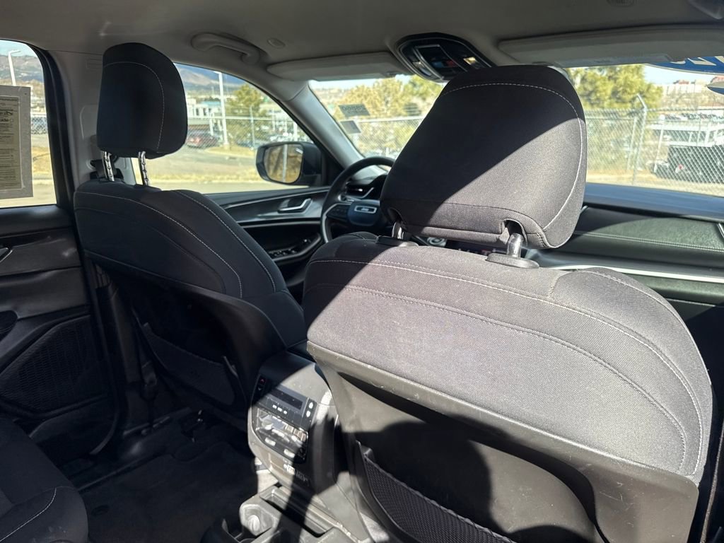 Used 2023 Jeep Grand Cherokee L Laredo image 28