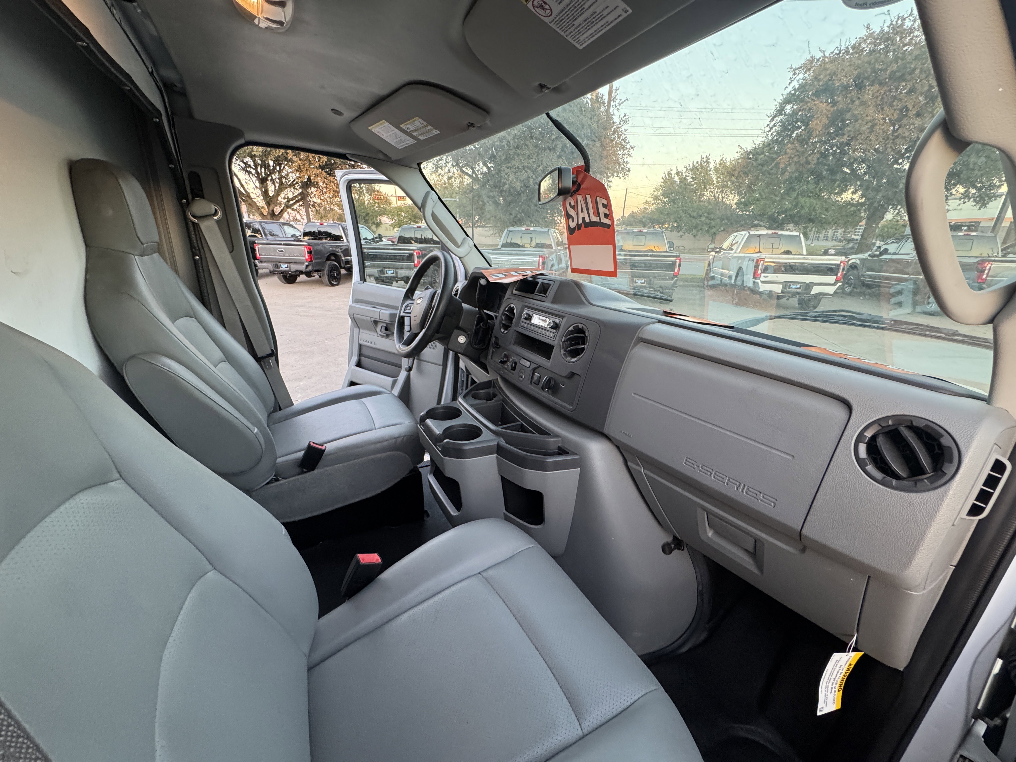 New 2023 Ford E-450 and Econoline 450 Super Duty image 4
