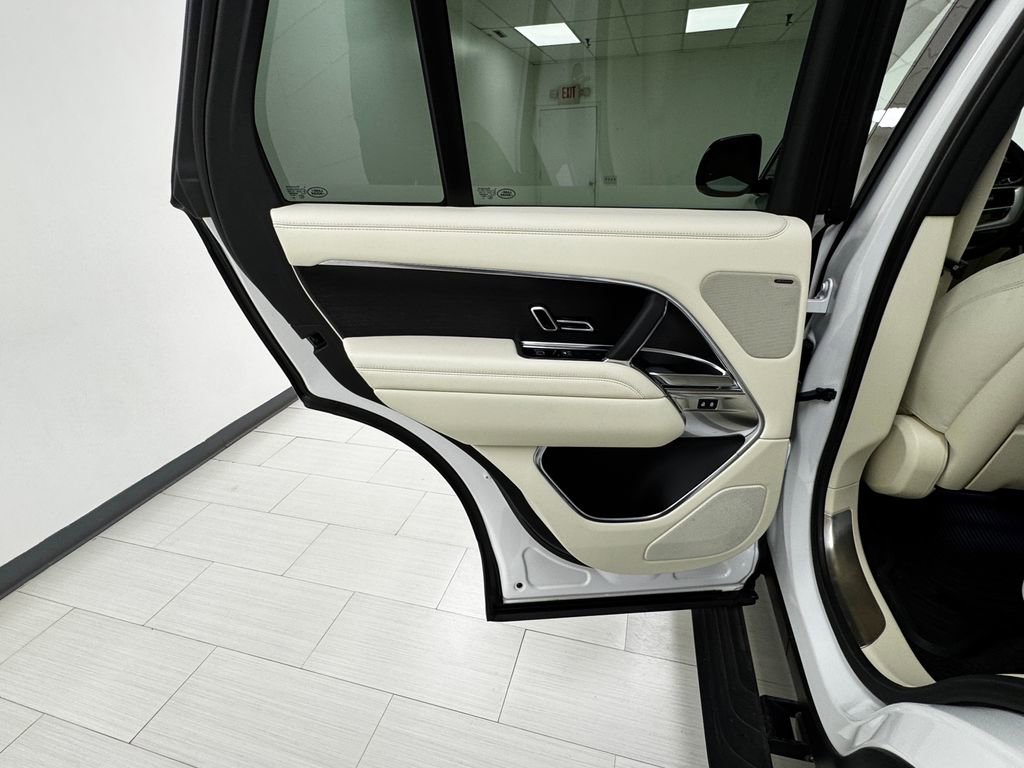 Used 2023 Land Rover Range Rover SE image 11