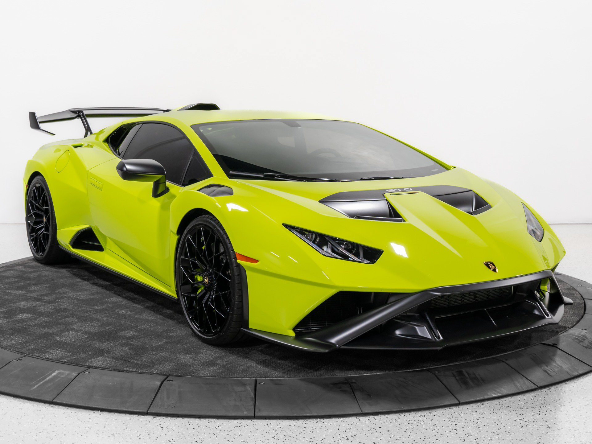 Used 2023 Lamborghini Huracan STO RWD image 11