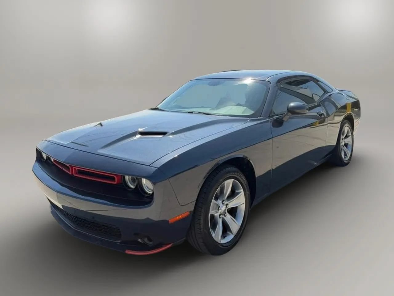 Used 2019 Dodge Challenger SXT RWD image 3