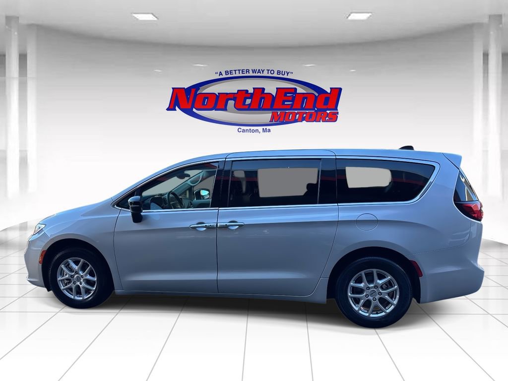 Used 2024 Chrysler Pacifica Touring-L image 6