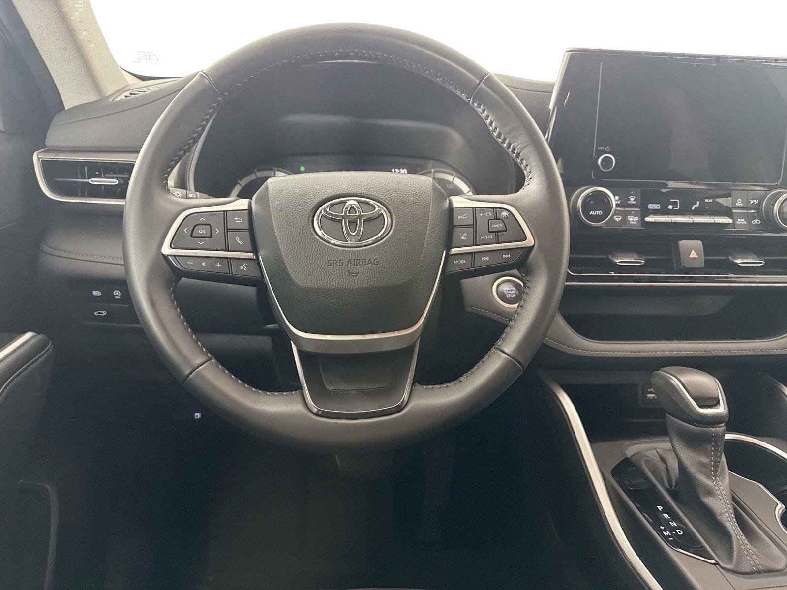 Used 2024 Toyota Highlander LE FWD image 30
