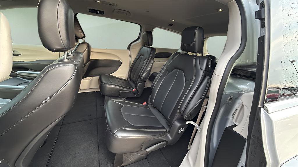 Used 2023 Chrysler Pacifica Touring-L image 12
