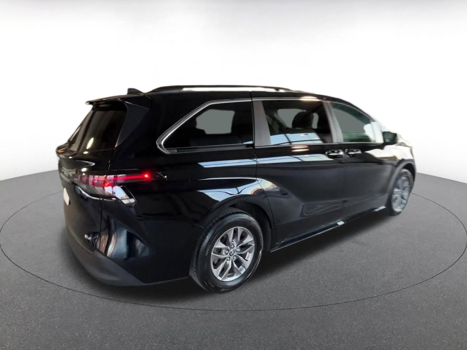 Used 2025 Toyota Sienna XLE image 16