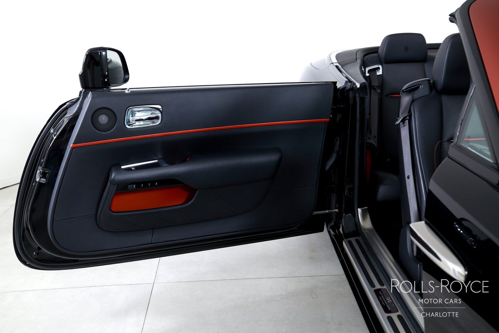 Used 2019 Rolls-Royce Dawn RWD image 23