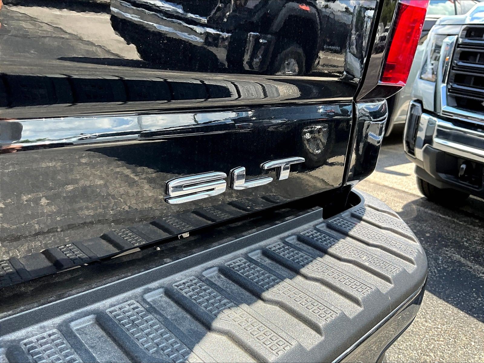 New 2026 GMC Sierra 2500 SLT w/ SLT Premium Package AWD/4WD image 13