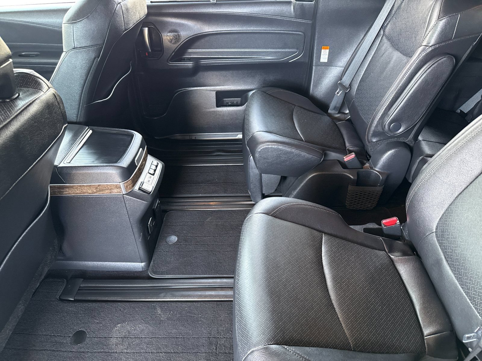 Used 2025 Toyota Sienna Platinum FWD image 11