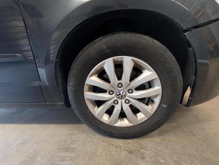 Used 2013 Volkswagen Routan SE FWD image 19