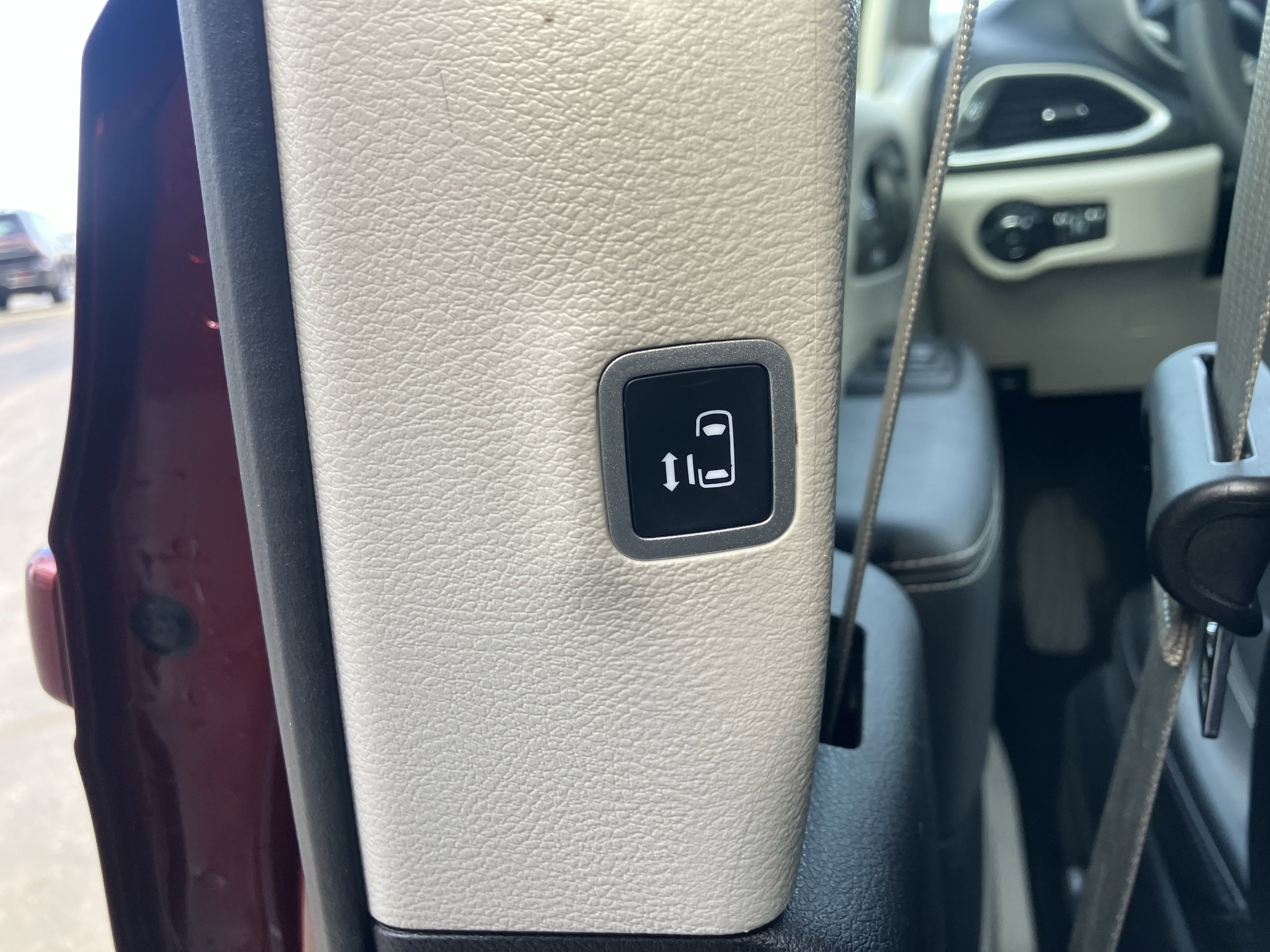 Used 2023 Chrysler Pacifica Touring-L image 16