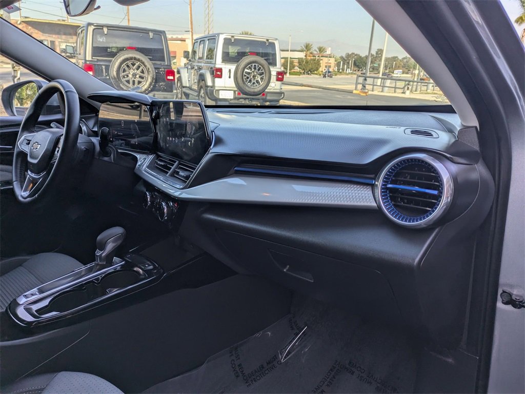 Used 2025 Chevrolet Trax LT w/ LT Convenience Package image 32