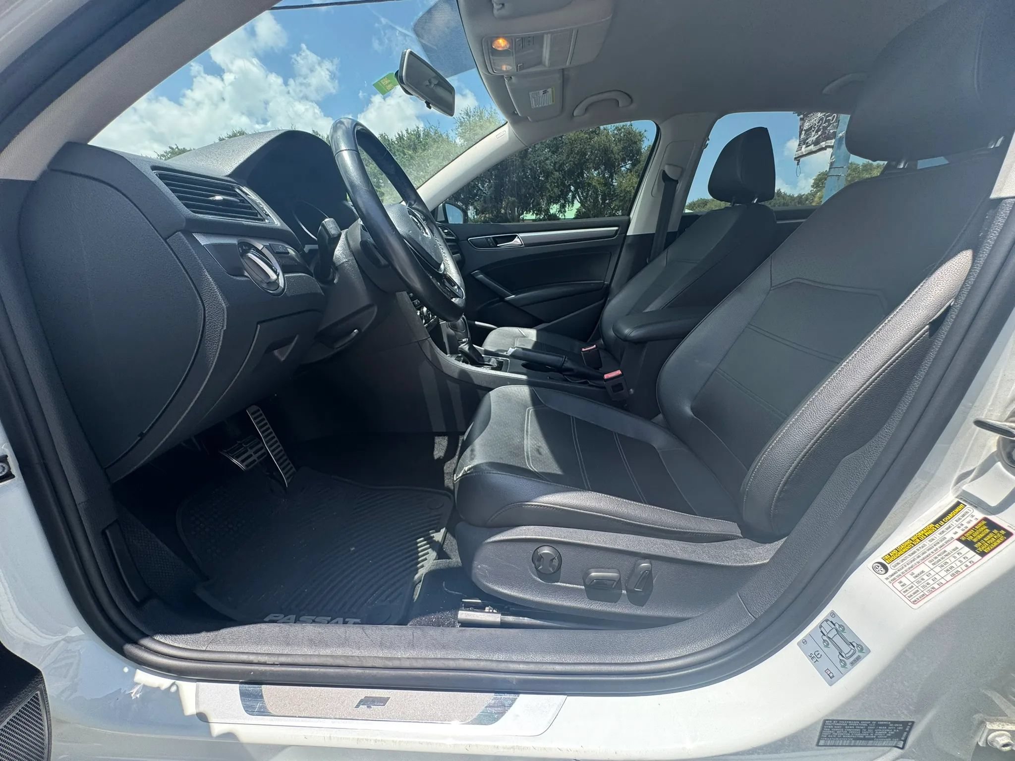 Used 2018 Volkswagen Passat 2.0T R-Line FWD image 9