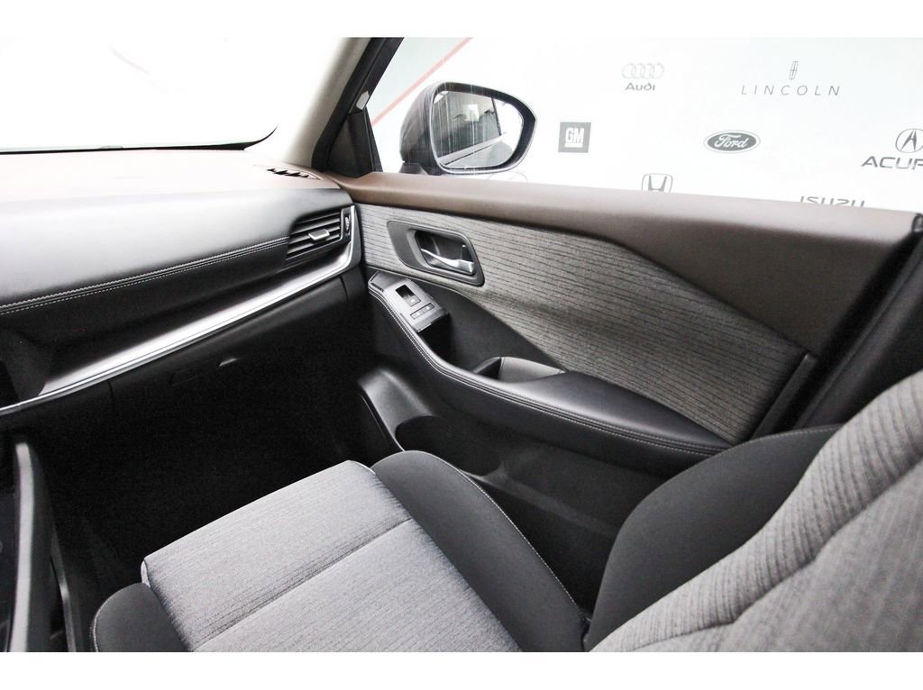 Used 2023 Nissan Rogue SV FWD image 8