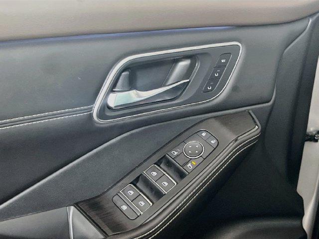 Used 2023 Nissan Rogue Platinum w/ Platinum Premium Package FWD image 16