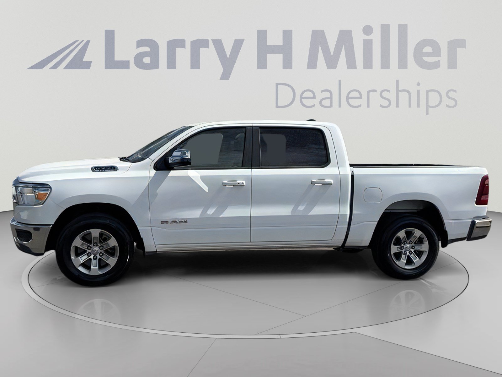 Used 2024 RAM 1500 Laramie AWD/4WD image 3