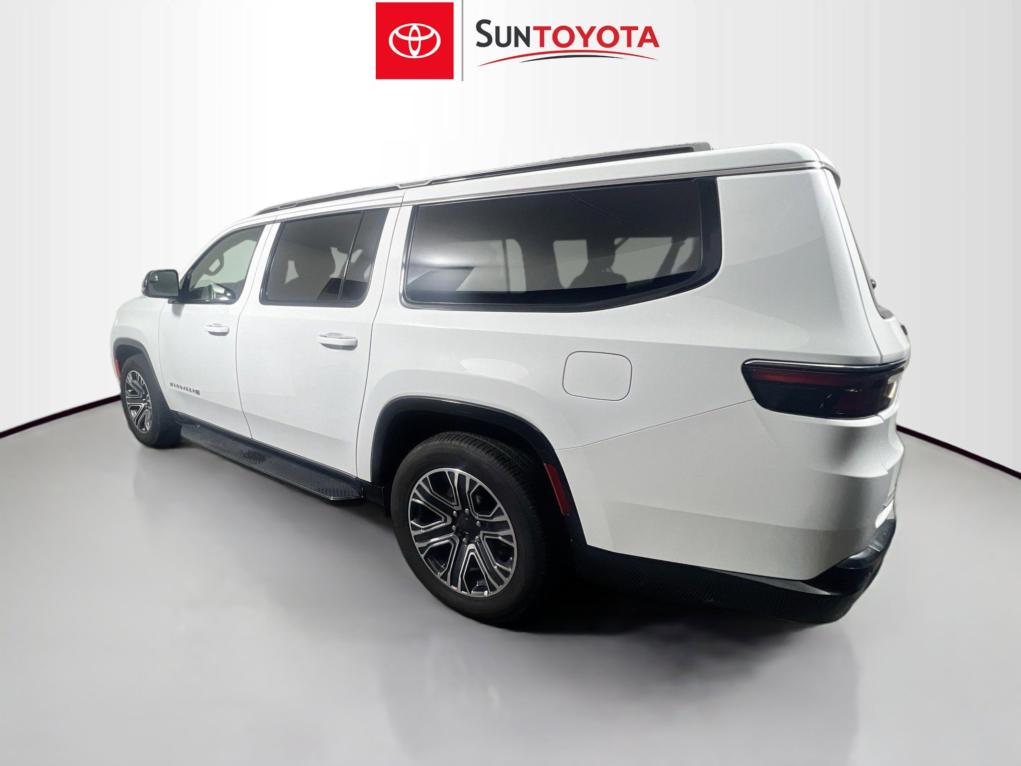 Used 2023 Jeep Wagoneer L Series II image 6