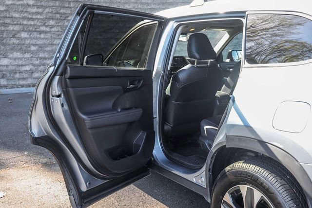 Used 2022 Toyota Highlander XLE AWD/4WD image 20