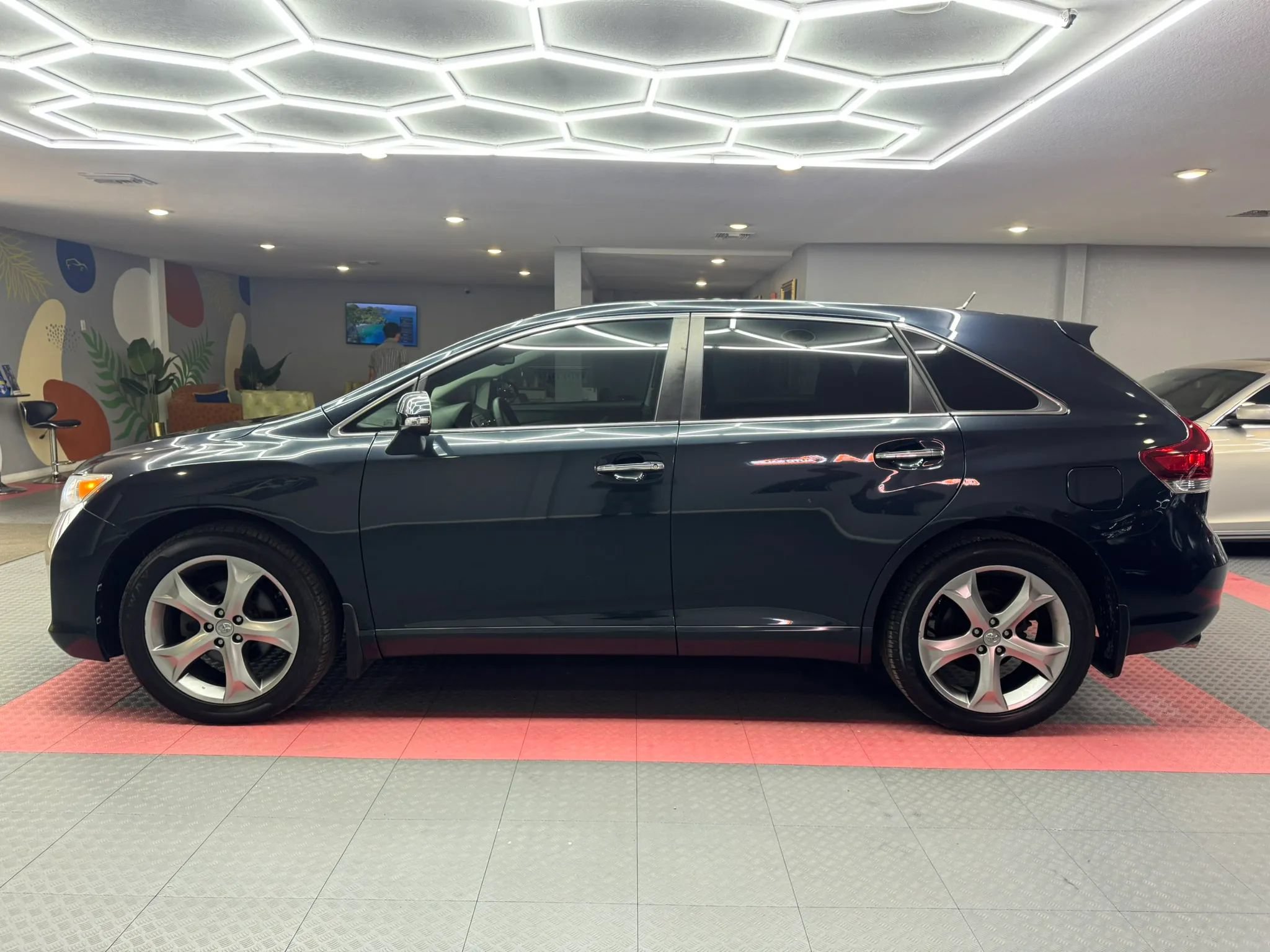Used 2015 Toyota Venza XLE FWD image 4