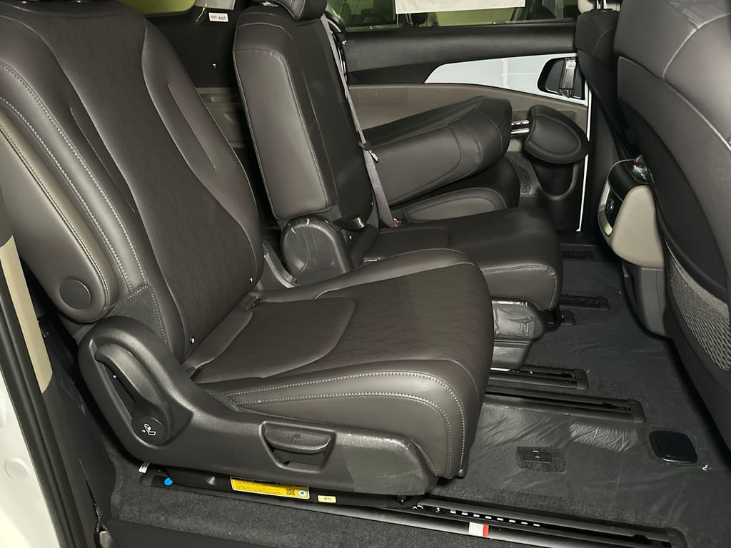 New 2026 Kia Carnival LXS FWD image 12