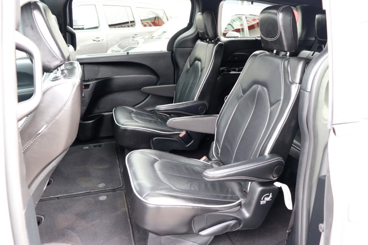 Used 2025 Chrysler Pacifica Limited image 12