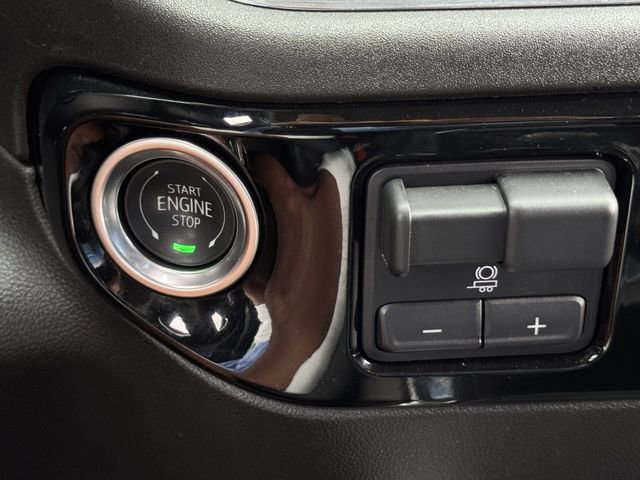 Used 2025 GMC Sierra 3500 SLT w/ SLT Convenience Package image 16