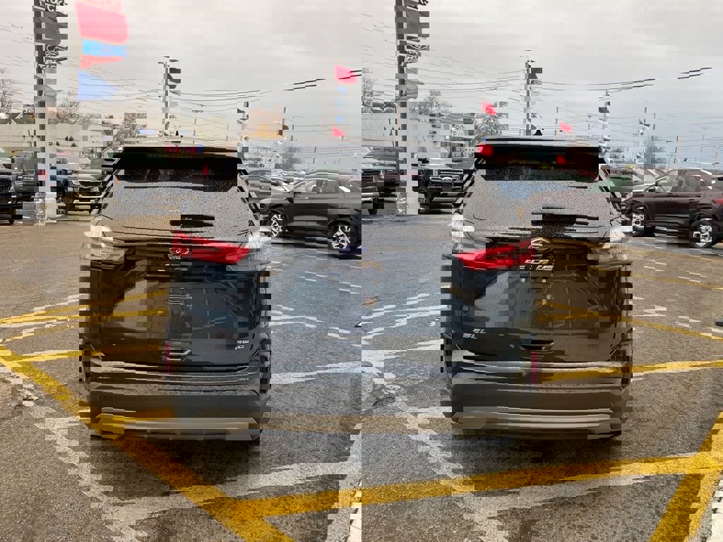 Used 2024 Ford Edge SEL w/ Convenience Package image 4