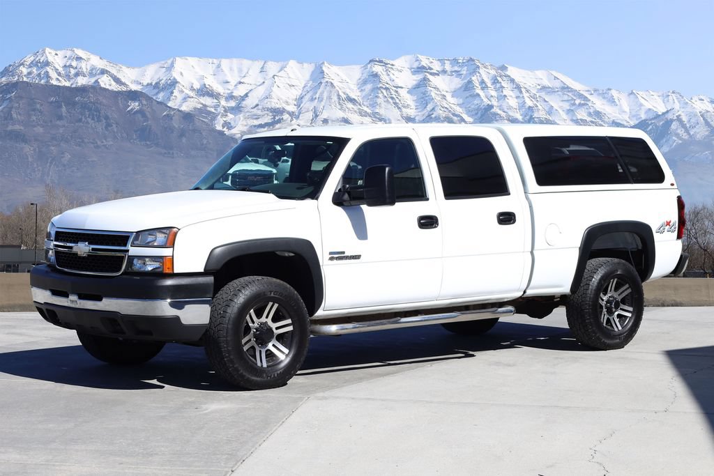 Used 2007 Chevrolet Silverado 2500 W/T w/ Heavy-Duty Power Package AWD/4WD image 2