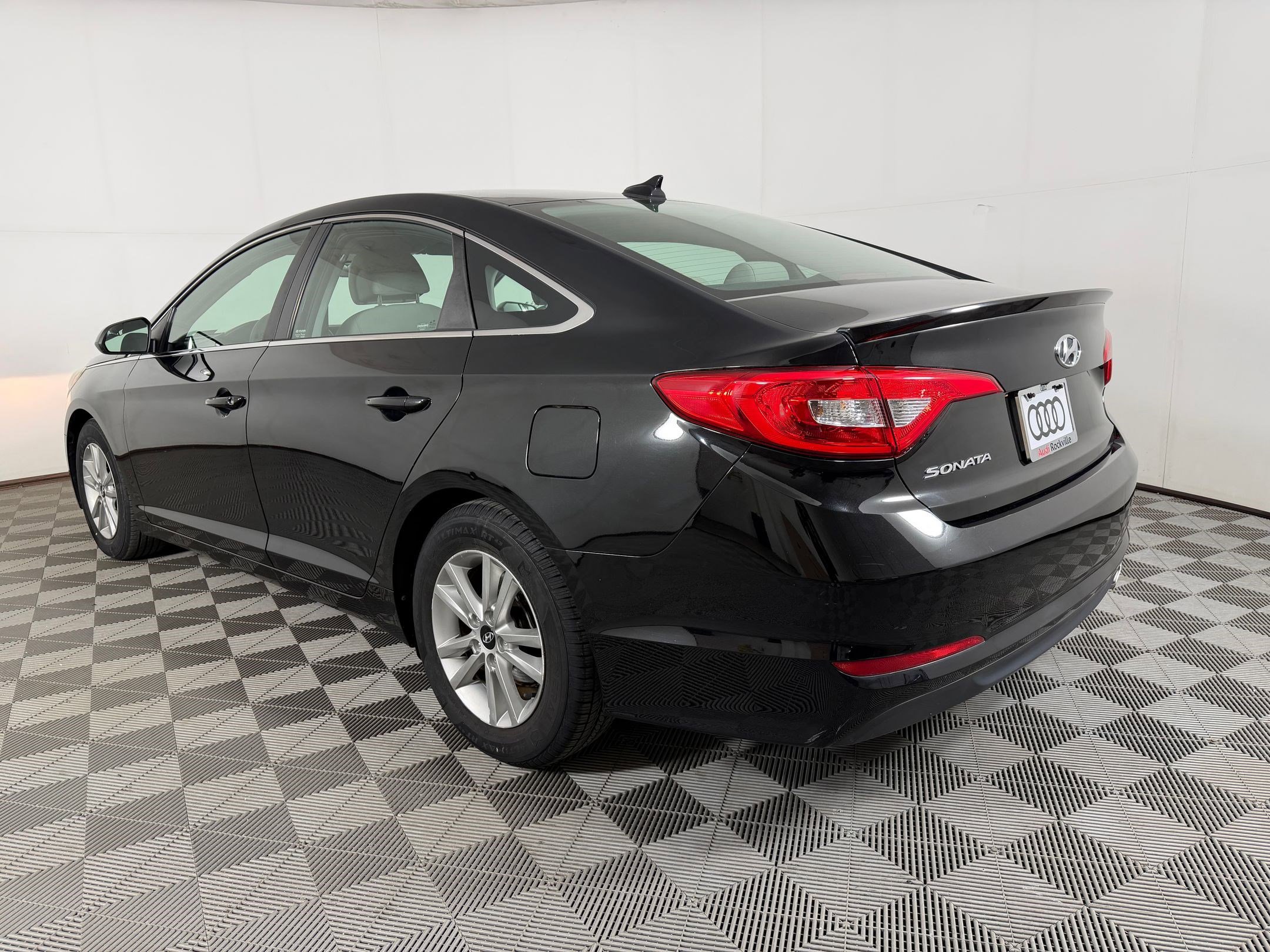 Used 2016 Hyundai Sonata SE FWD image 3